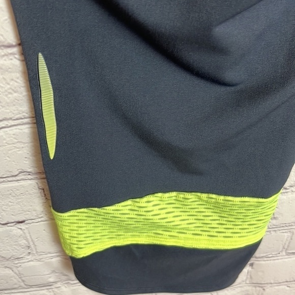 Under Armour HeatGear Compression Style Capri Pants - Picture 5 of 9